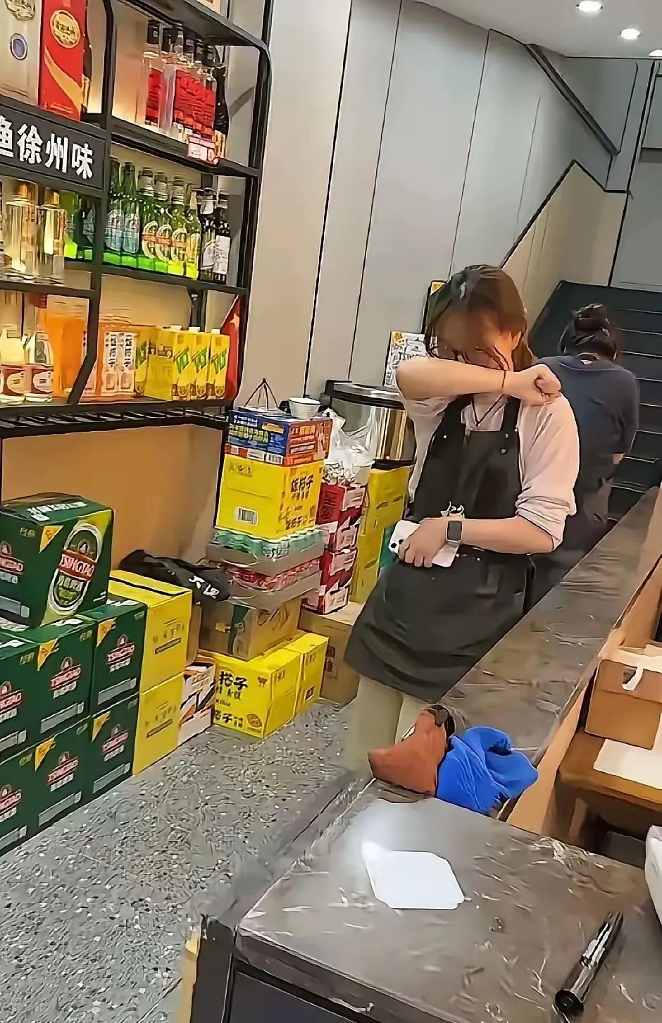 江苏徐州一家小餐馆，今天发工资时，老板差点没绷住。三个刚满20岁的女服务员，领完