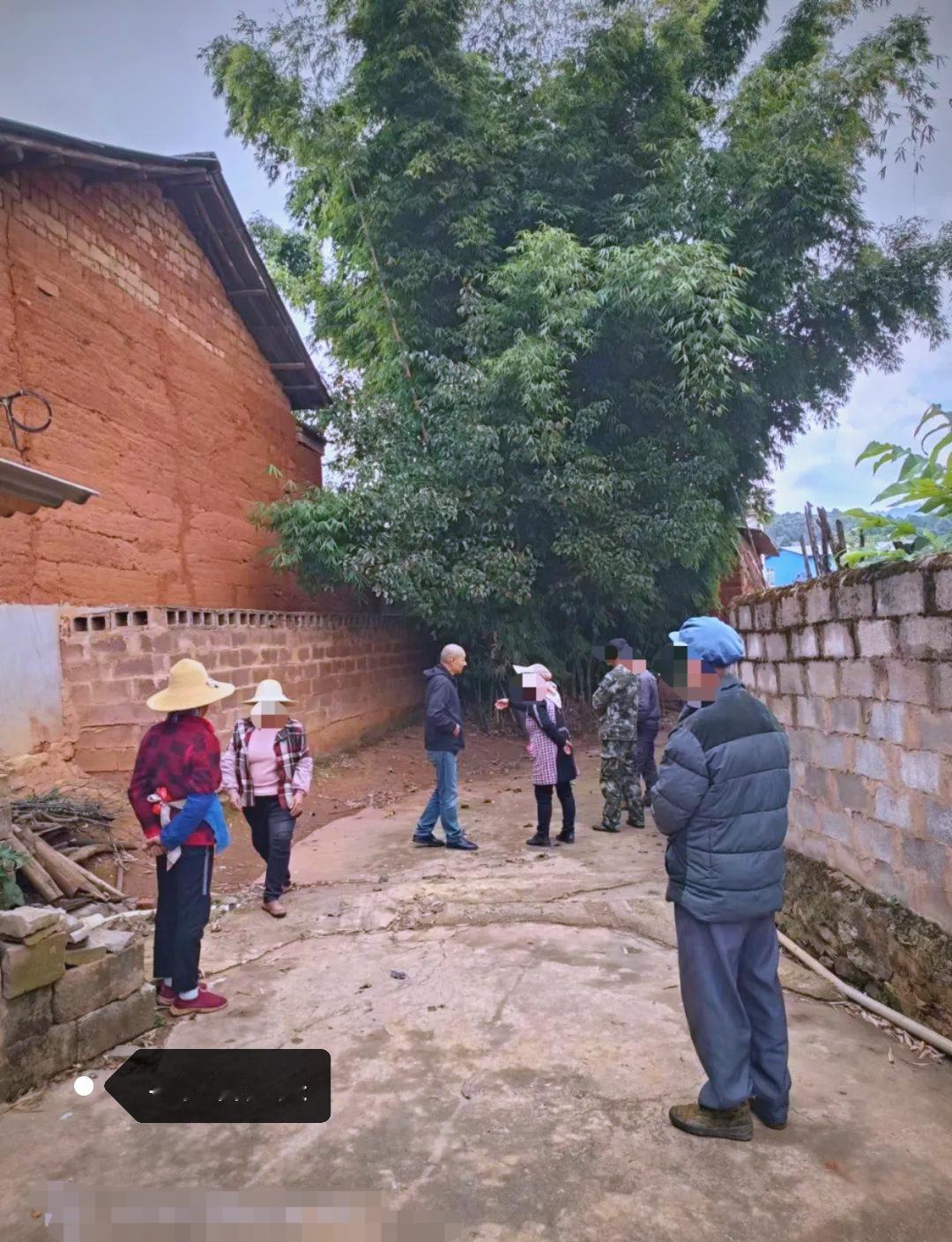 硬核反击！大爷拦邻居盖房被怼。家门口惊现大坑，太解气大爷歇斯底里拦着不让盖房。