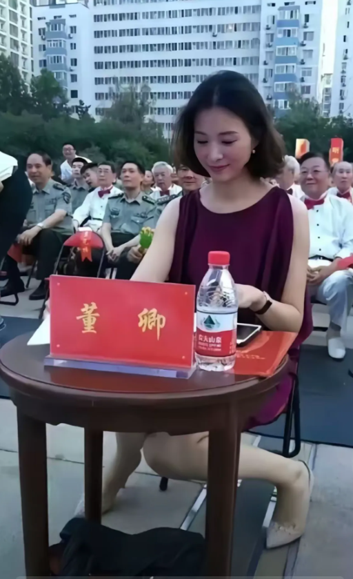 董卿，还是那么优雅，是桌子太矮了，还是腿太长了呢？