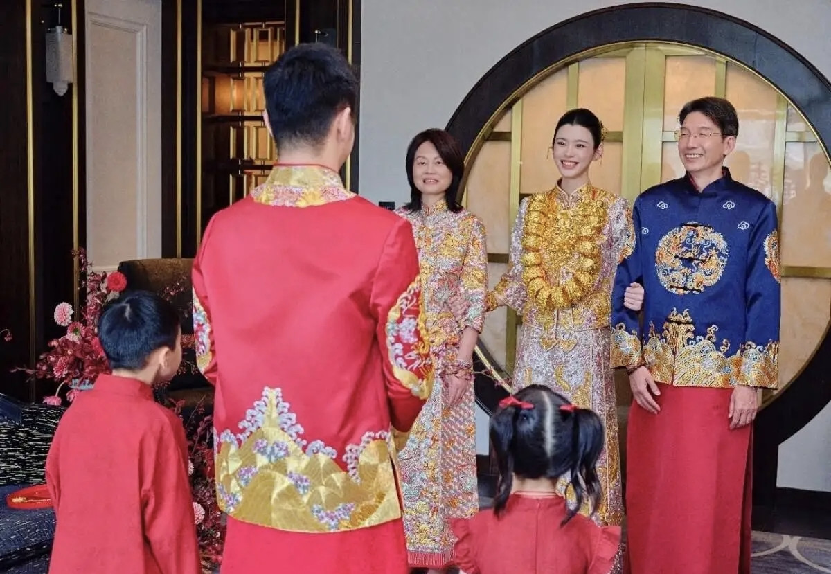 奚梦瑶的中式礼服比较传统，就是大家熟知的褂皇，没有加入自己的设计，或者没有用自己跟何猷君的故事在衣服