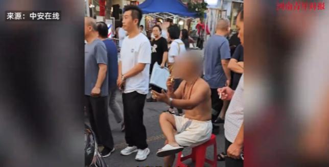 “自作孽！”2025年7月21日，河北，一男子遛狗却不栓狗绳，狗狗不幸被车撞死，