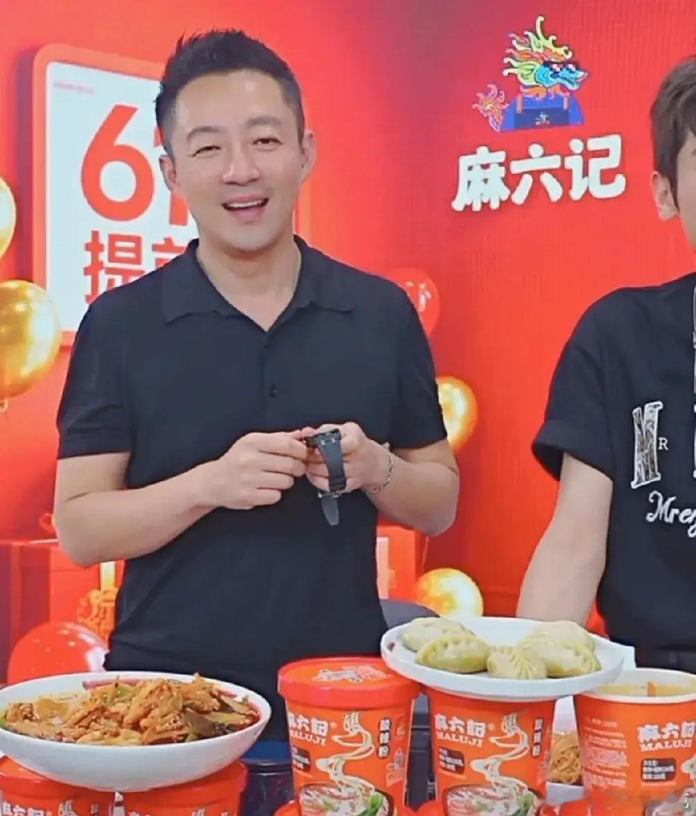 汪小菲前段时间嘎了眼袋，现在又做了苹果肌，为了跟年轻貌美的马筱梅看起来更般配，汪