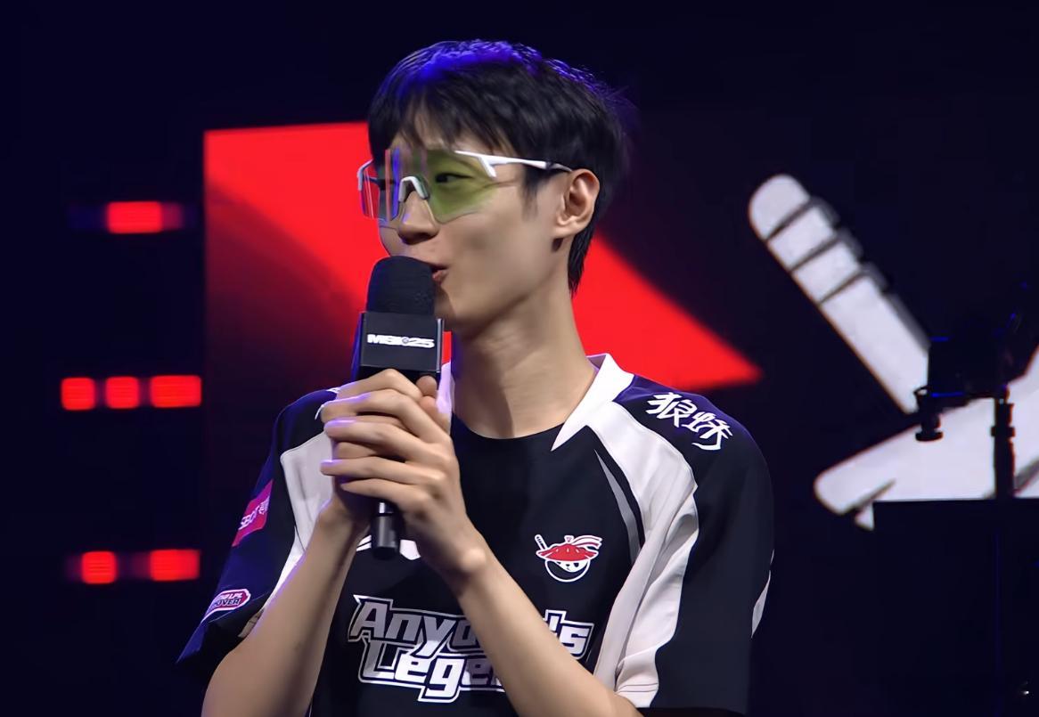 Shanks真成角了shanks说会打回决赛四皇，香克斯！第一次MSI完全证