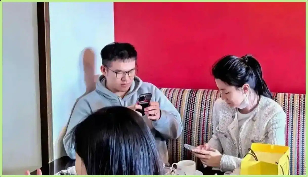 31岁乔欣当阔太后放飞自我，素颜油头出门逛街，网友惊呆：这明星也太随意了吧！