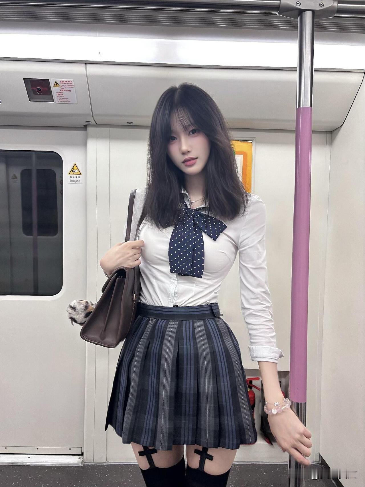 甜美学生风穿搭，地铁里的少女心