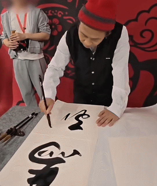 录制2026年北京春晚时，宋小宝应粉丝要求，在后台写下了“马到成功”四个大字，引