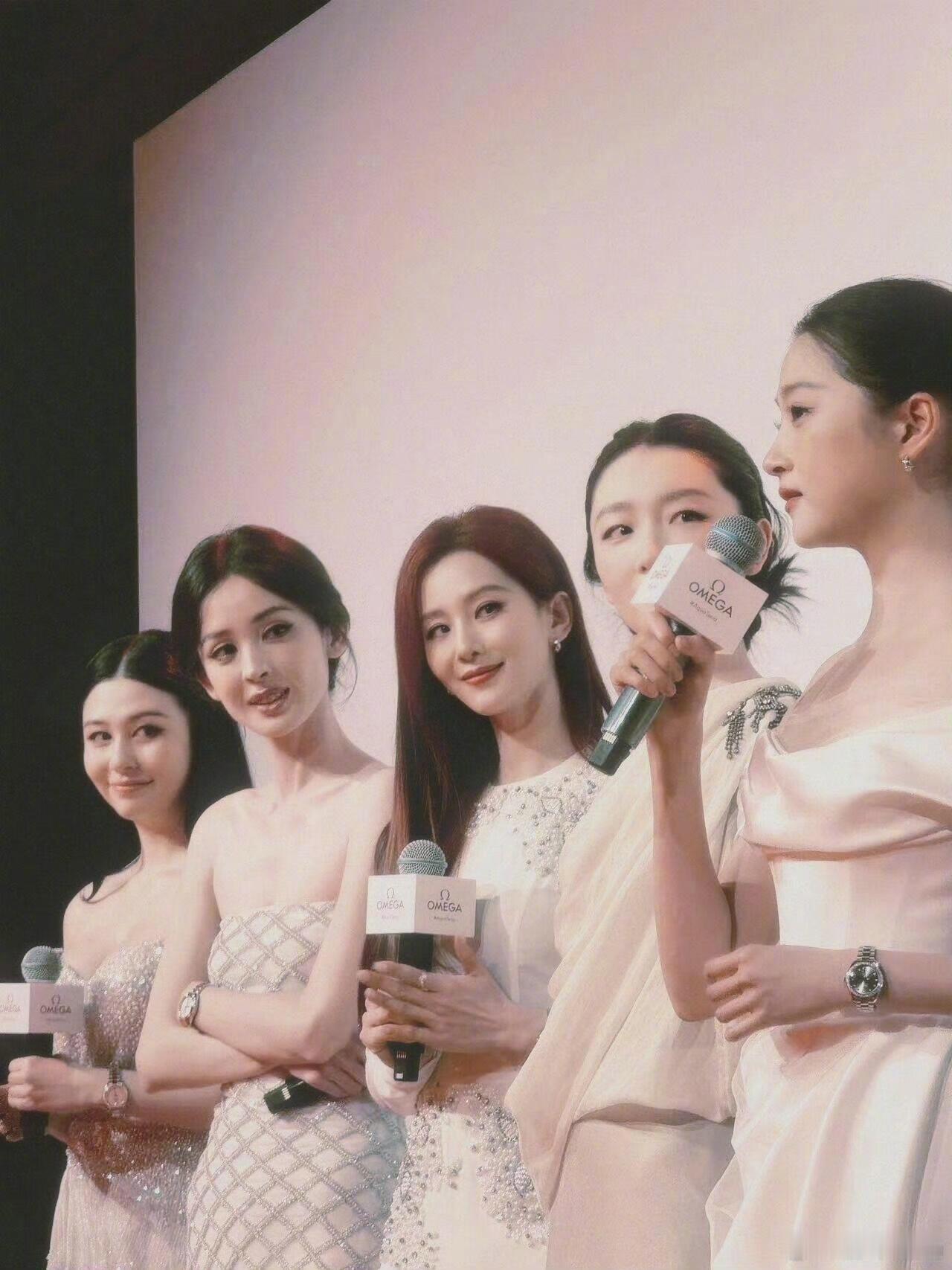女性之间美好的凝视，这一帧像画一样美！！！​​​