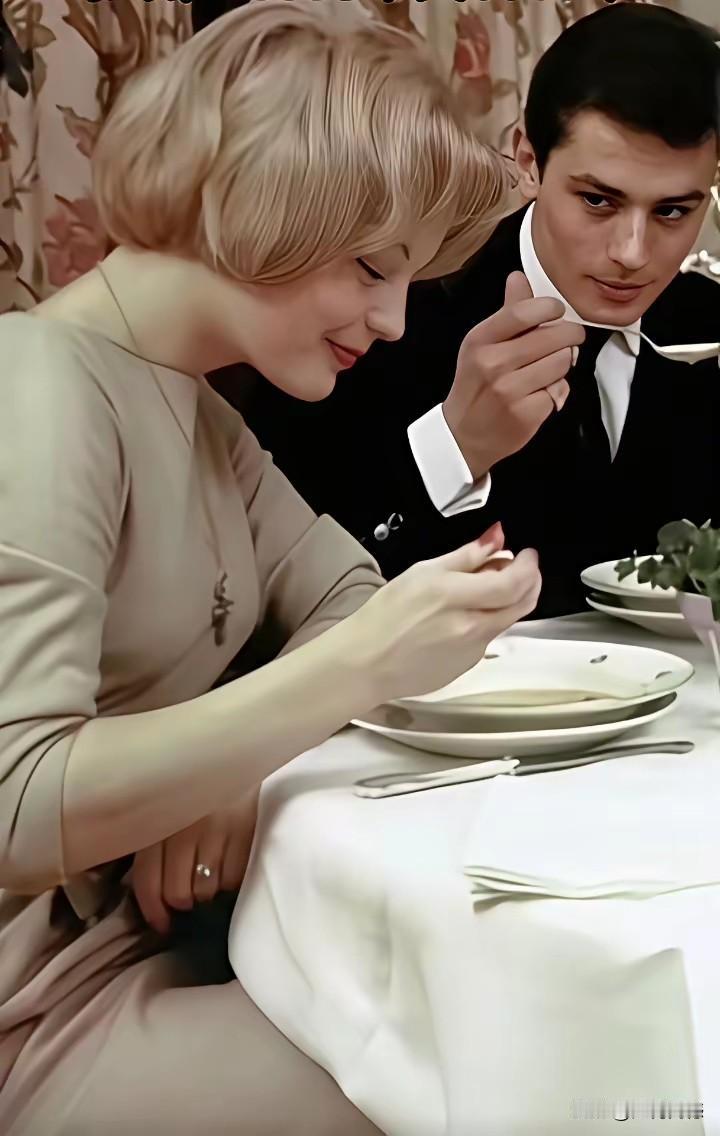 阿兰德龙年轻的时候，确实是个帅小伙，照片中的他，正在深情的看着身边的这个女孩，这