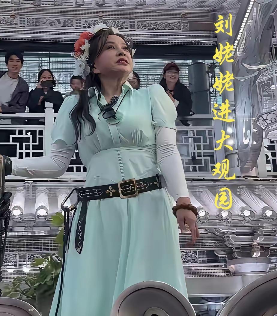 刘姥姥进大观园了年逾七十的刘晓庆，近日参加某活动，为了显得年轻鲜嫩一些