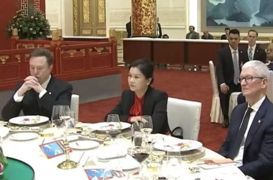 坐在马斯克和库克中间的女人不简单！蓝思科技周群飞，是苹果零部件的核心供应商，也和