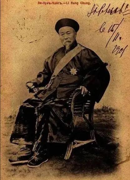 1875年，李鸿章和左宗棠在朝堂上吵了起来，李鸿章说：中国这么大，新疆土地贫瘠，