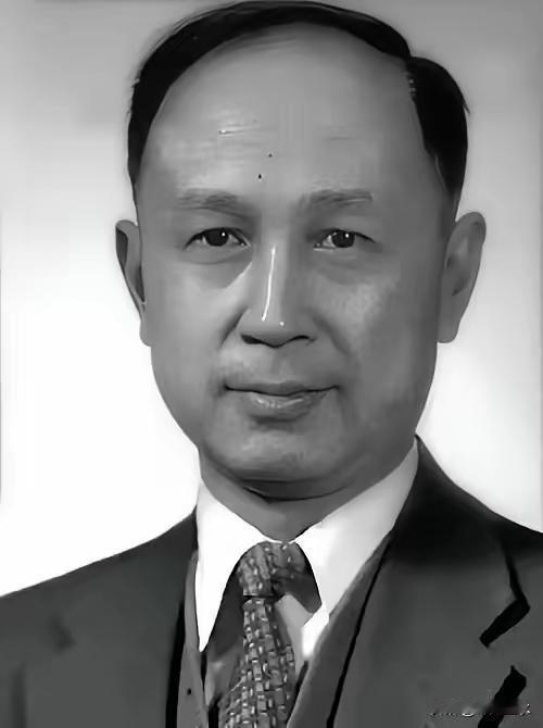 2008年深秋时节，97岁的钱学森躺在病床上，眼睛闭着，一句话也不说，就算是他最