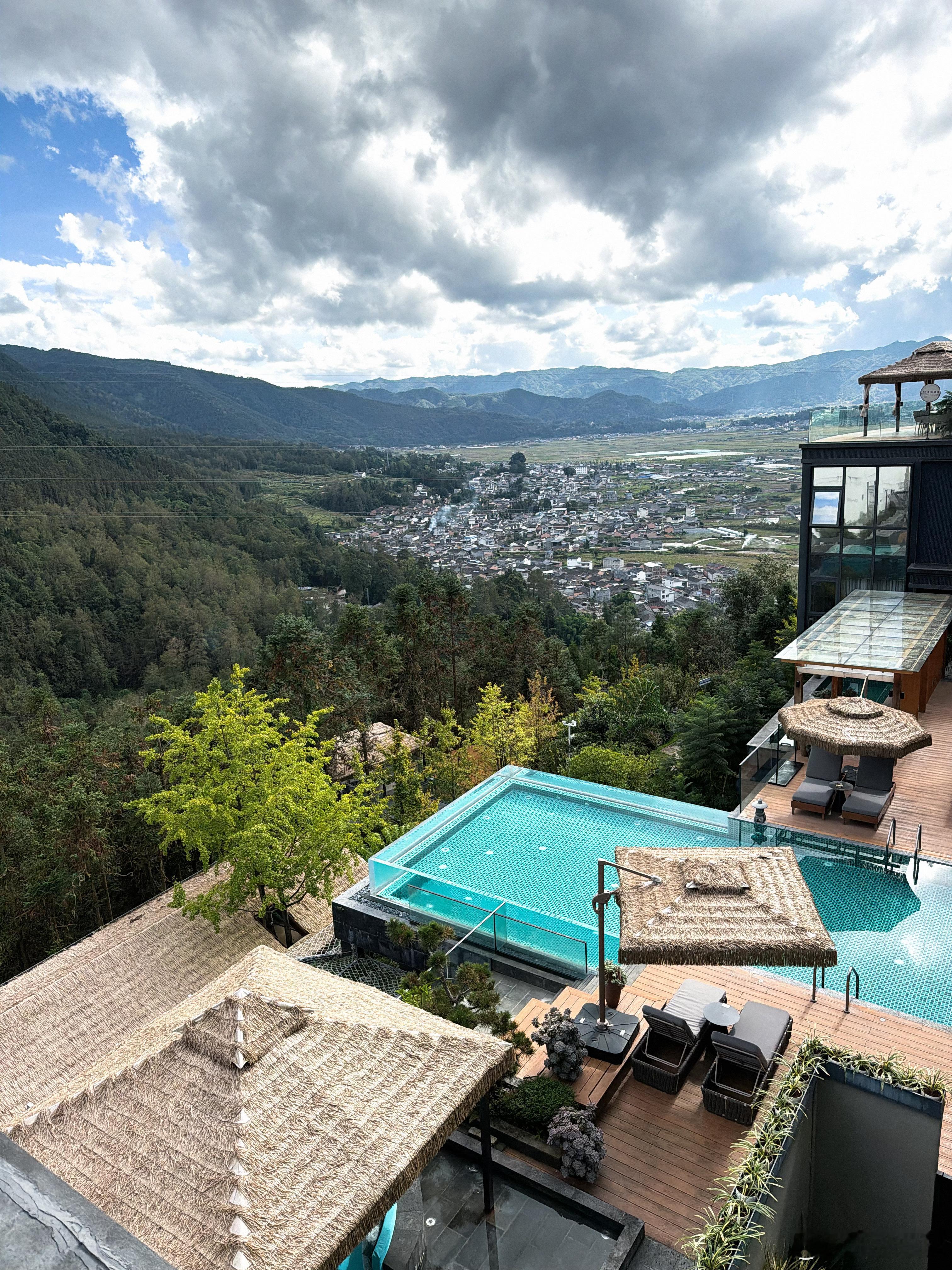 云南环境真好，阳光明媚(˘▽˘)っ☀️，温度适宜，不说了，我去游泳了(˘ω˘)☀