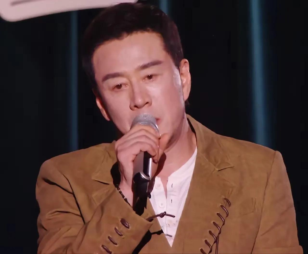 好不容易上《歌手》，没比几场杨坤就惨遭淘汰，哽咽一句话太戳人杨坤在《歌手202