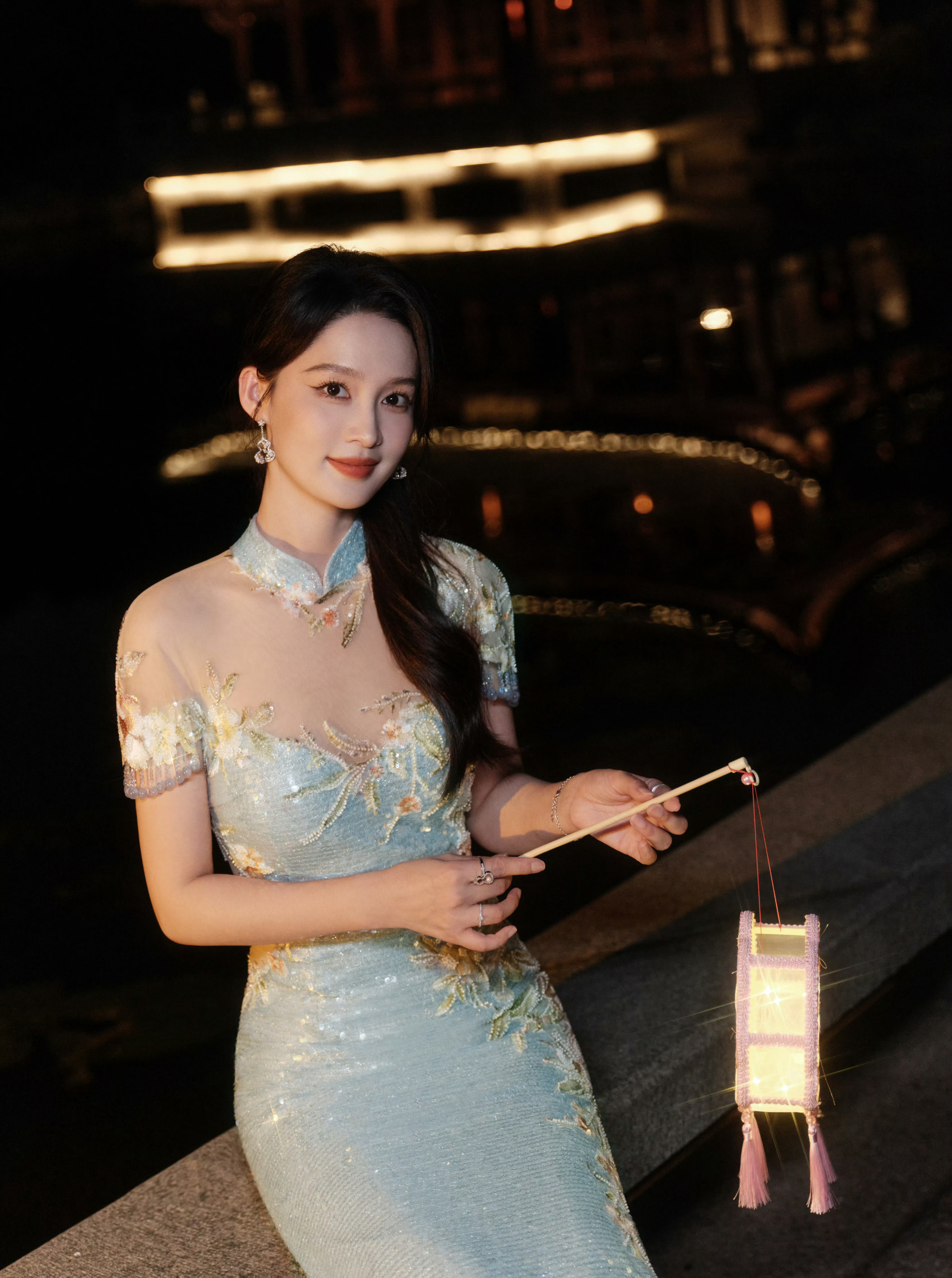 李沁中秋旗袍造型​​​