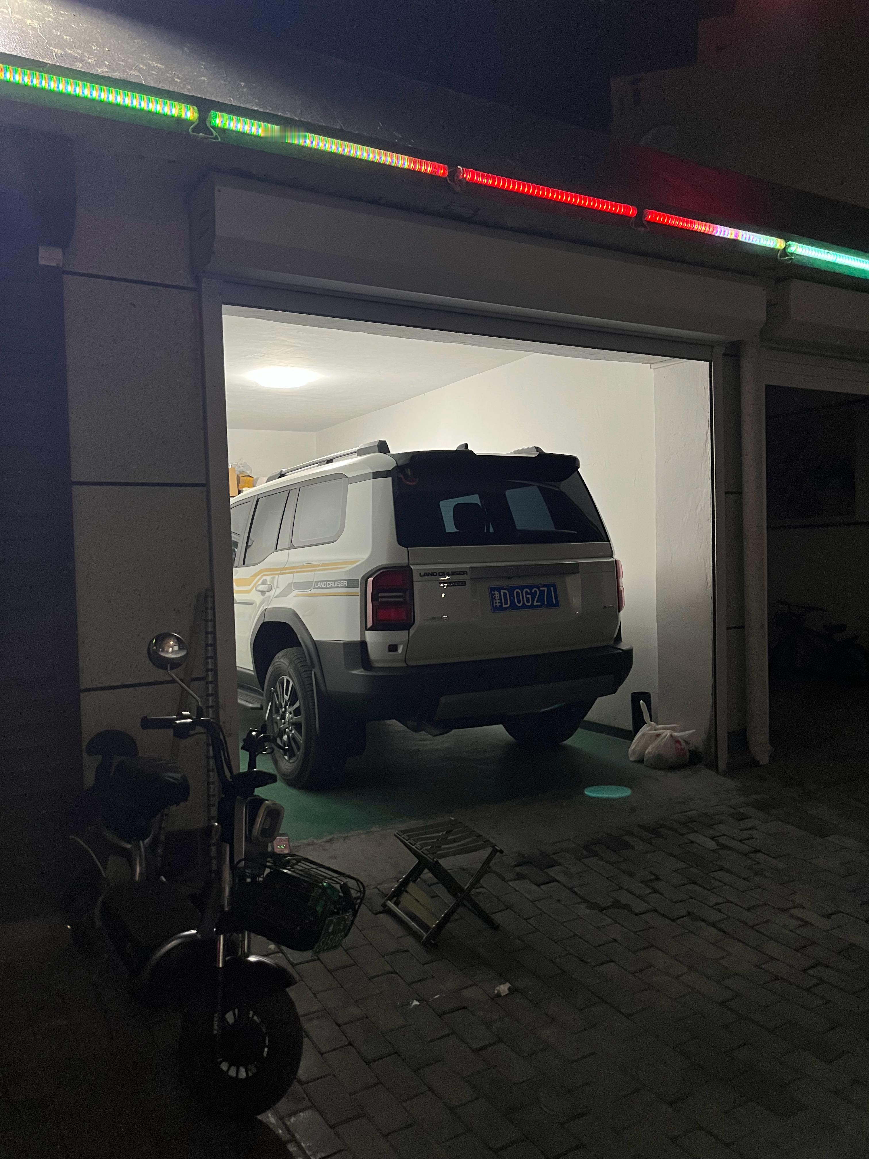 跟车主聊了聊，天津提的中配，48万落地。感觉这边人买霸道陆巡不都是为了越野，可能