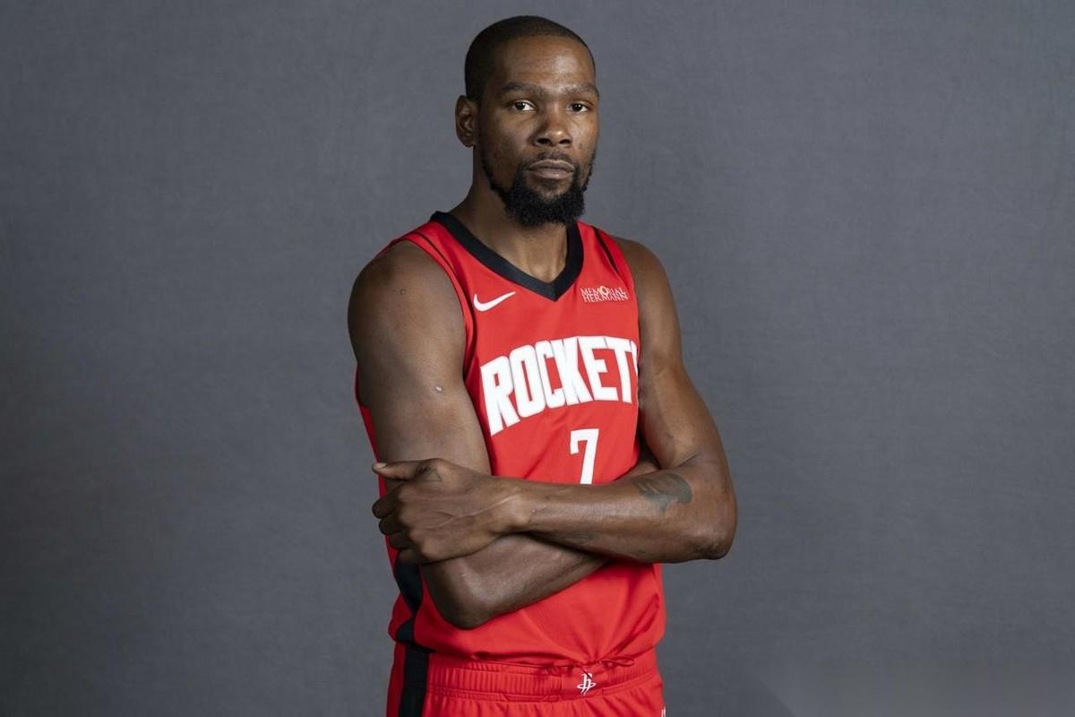 杜兰特打破质疑，他并不会缺席后续的季后赛！而且根据知名美记的爆料，虽然杜兰特在周