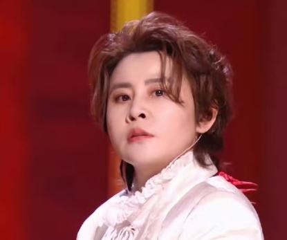 王濛，明显不高兴了！4月3日深夜，王濛连夜冲上了热搜，原因是她听到倪萍的话后，