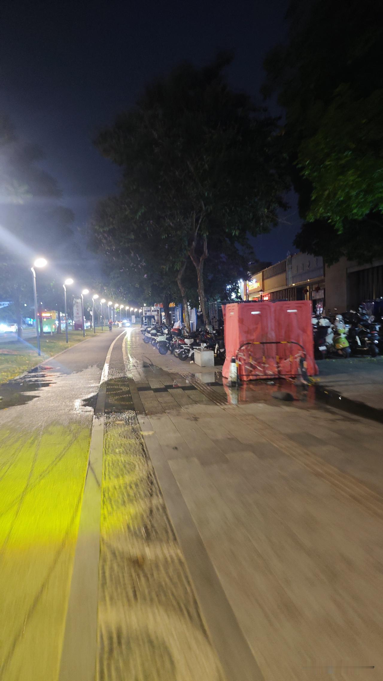 滨海珺城的屎水路又来了！基本上就是半年来一次，一次来个半个月。据说是因为小区三