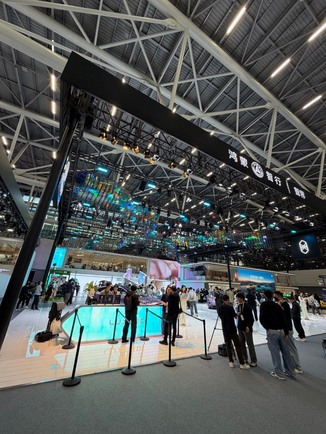 回家了！智界展台锁定17.2展馆！新款智界R7的绿色质感还是一如既往的棒，那黑色