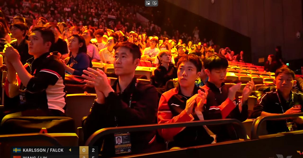 哈哈，王楚钦连续两次被针对，这次看看观众席来了谁？第一局瑞典组合被扣分了