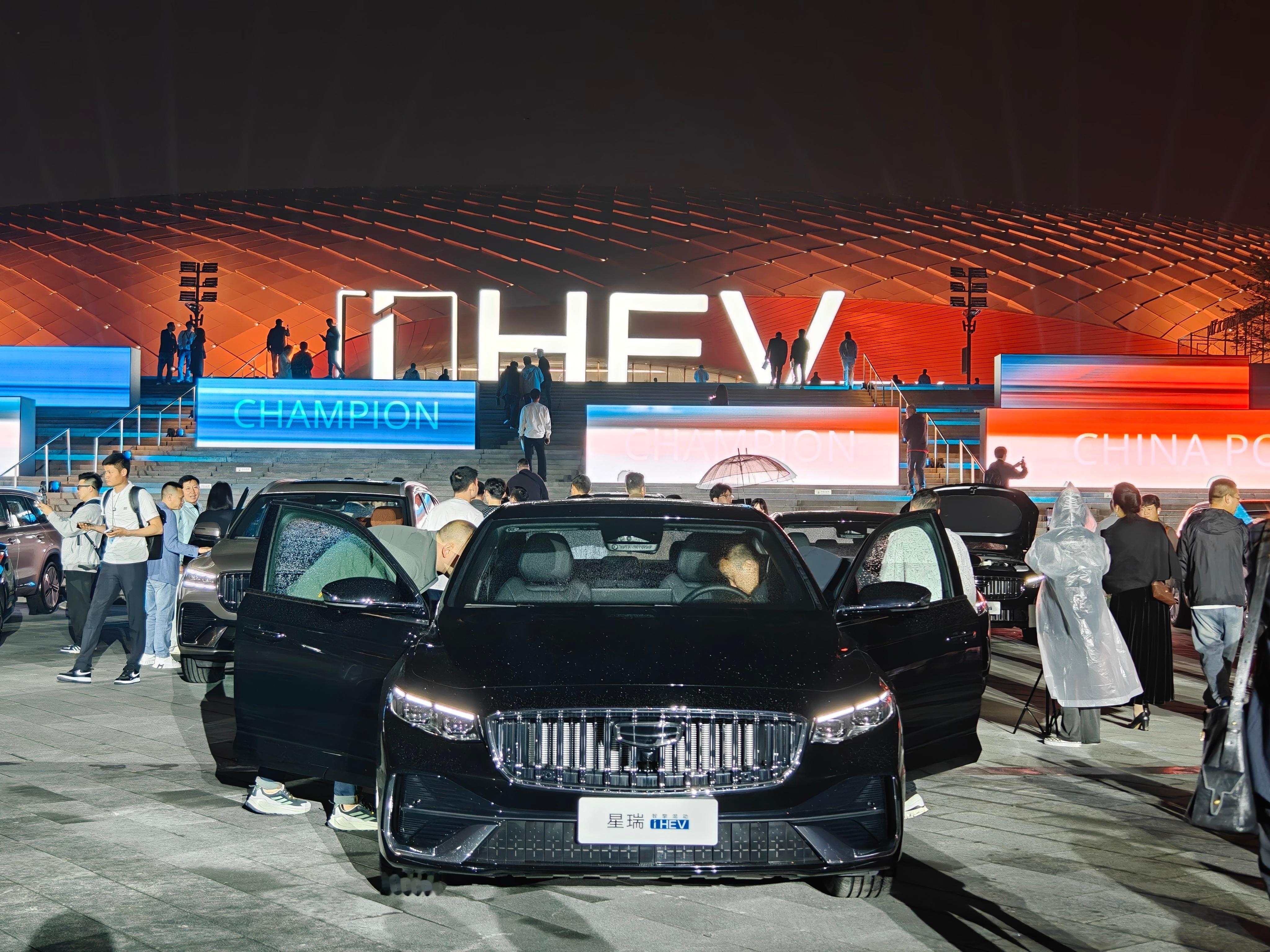 闪现杭州，吉利i-HEV智擎混动技术发布会现场。发布会现场展现了吉利发动机多版本