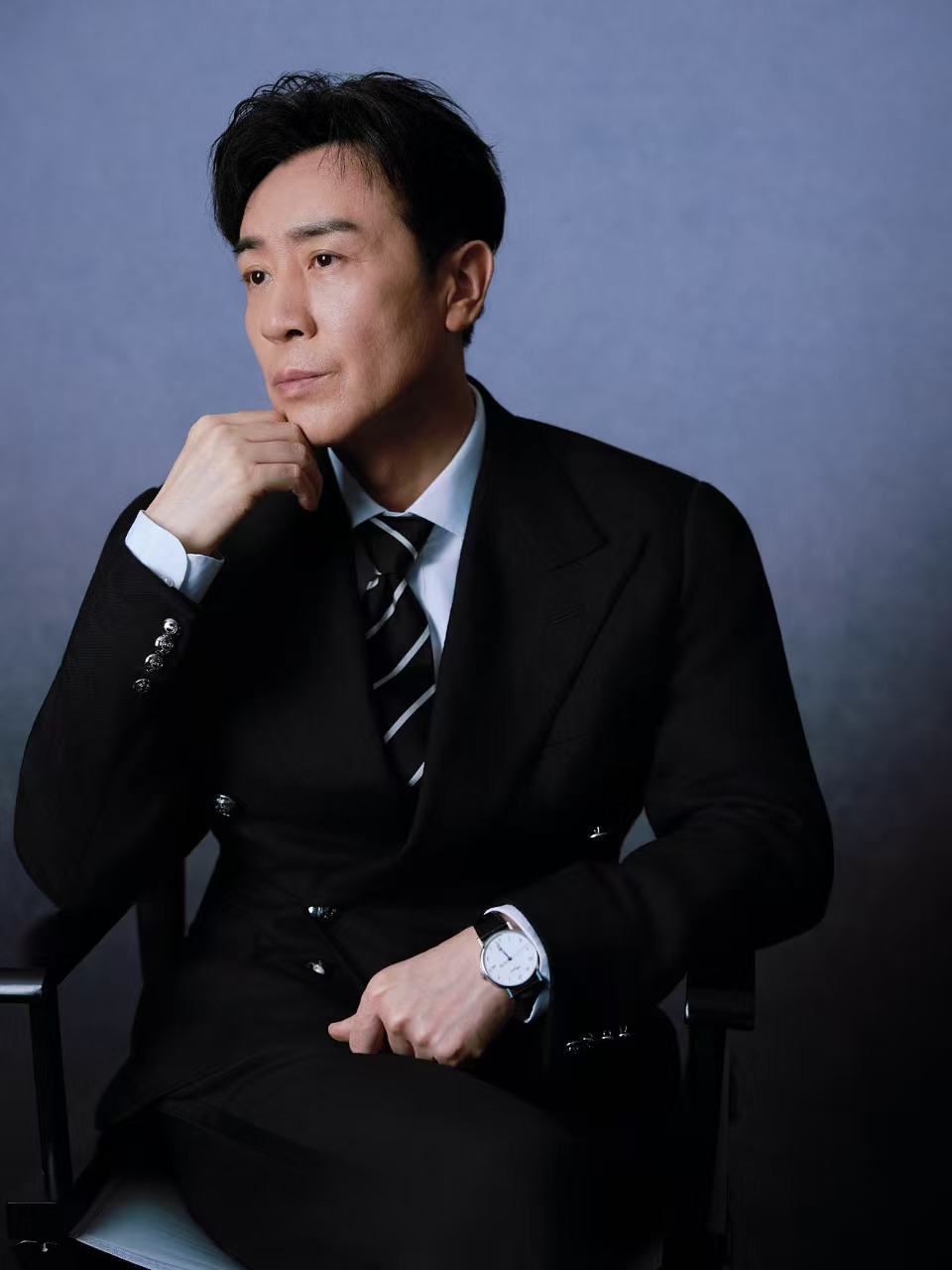 于和伟、梅婷inRalphLauren演员于和伟身着RalphLau