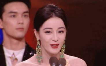 杨紫又拿微博之夜Queen了。这是第三次。但不少人替迪丽热巴喊冤。去年杨紫