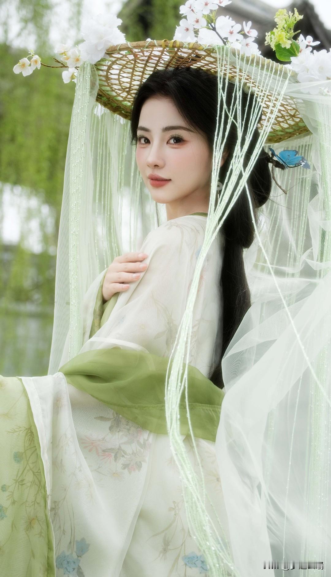 古典韵味，柳下仙子，一袭青衣，悠然自得。