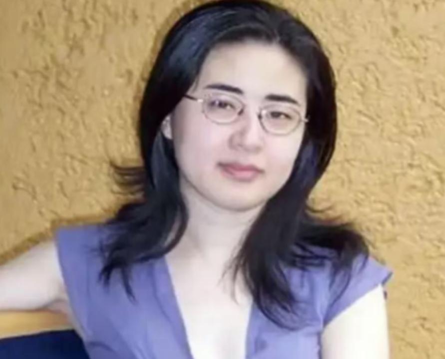 1999年，28岁的北大才女田晓菲嫁给53岁美国导师，父母气得咬牙切齿，但田晓菲