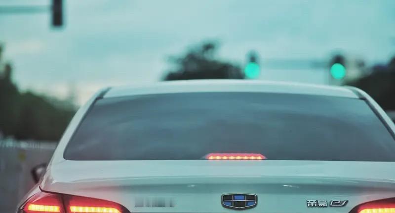 吉利12月销量这一跤摔得，星越L直接跌了六成。那边奇瑞的新能源车，倒是悄悄摸摸来