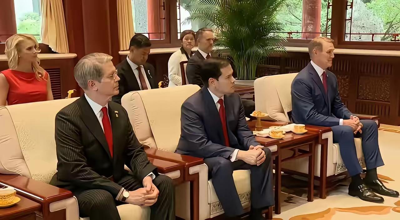 不知道湾湾的民众看到这样的照片会作何感想？为什么美国一个芝麻粒的小官到了湾湾，见