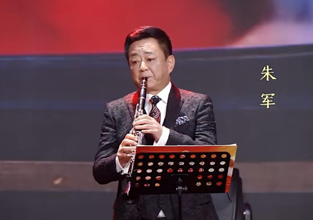 我爸摁灭电视，幽幽地问：倪萍也这么老了？那一瞬间我懂了。这场“乐龄春晚”根本