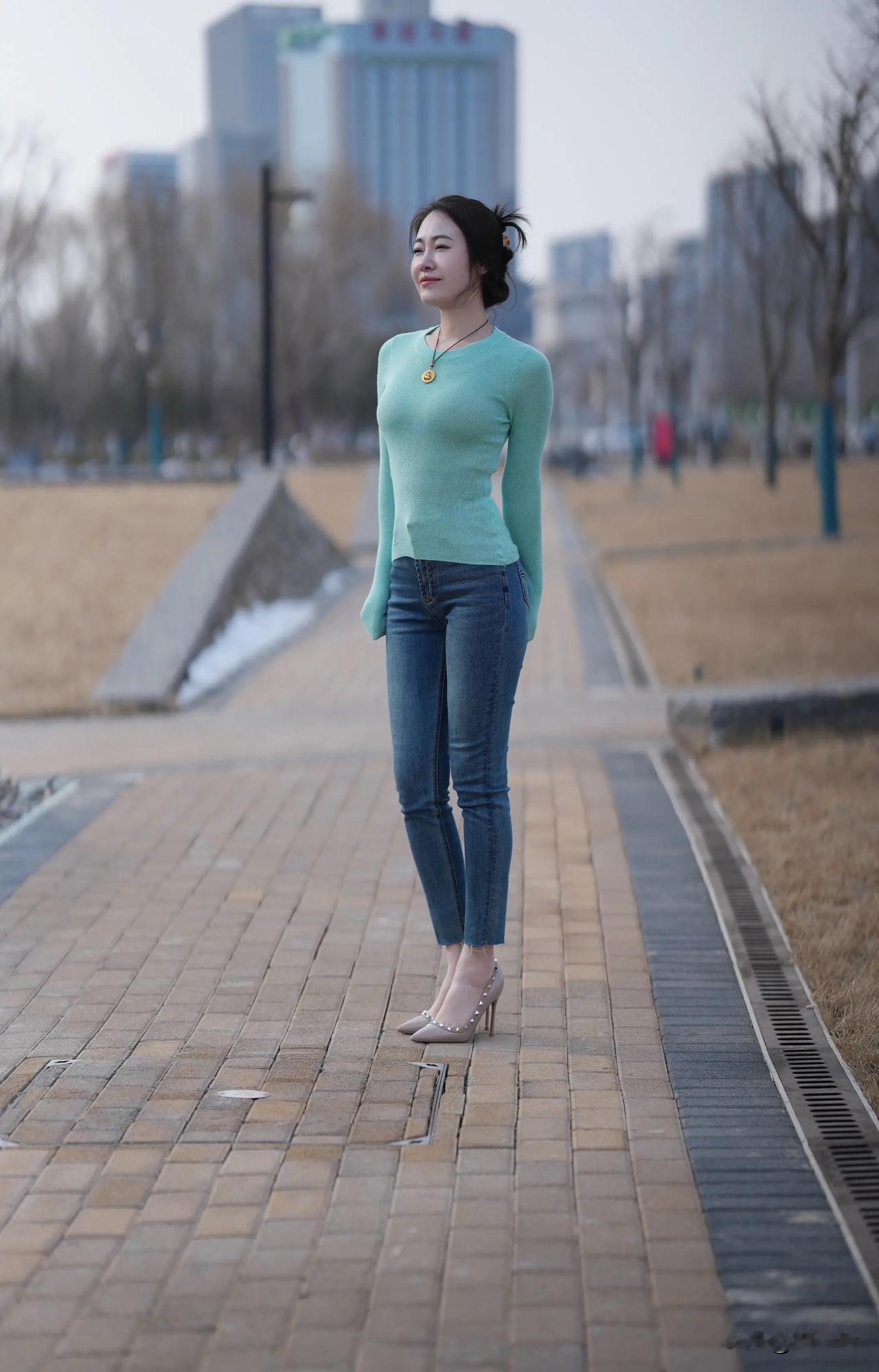 绿衣美人倚栏立，笑看红尘几多愁。
