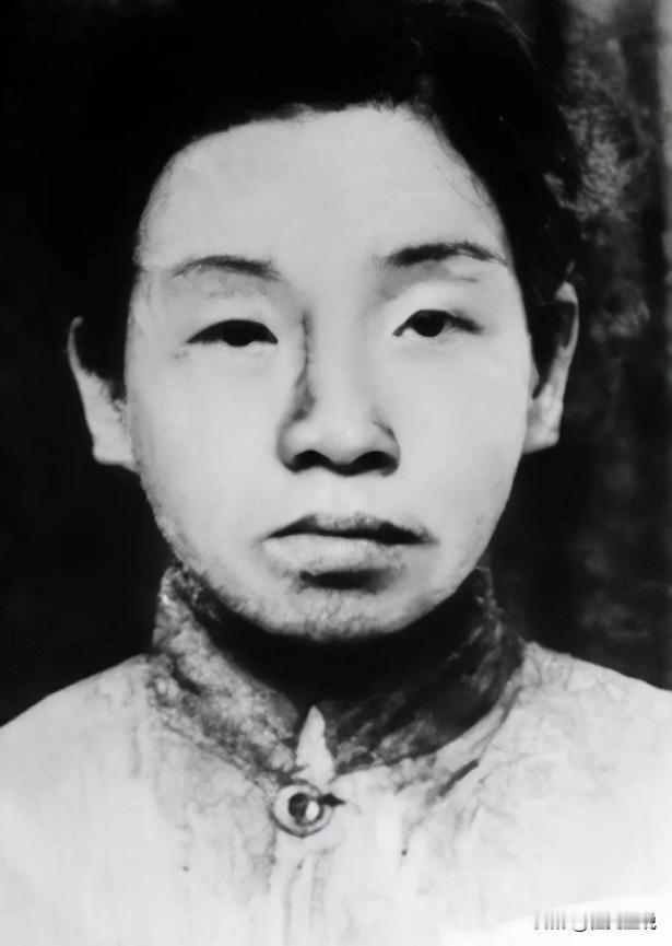 渣滓洞监狱中，特务给女共产党员邓惠中上老虎凳时，无意中碰了一下她的脚底板，邓惠中