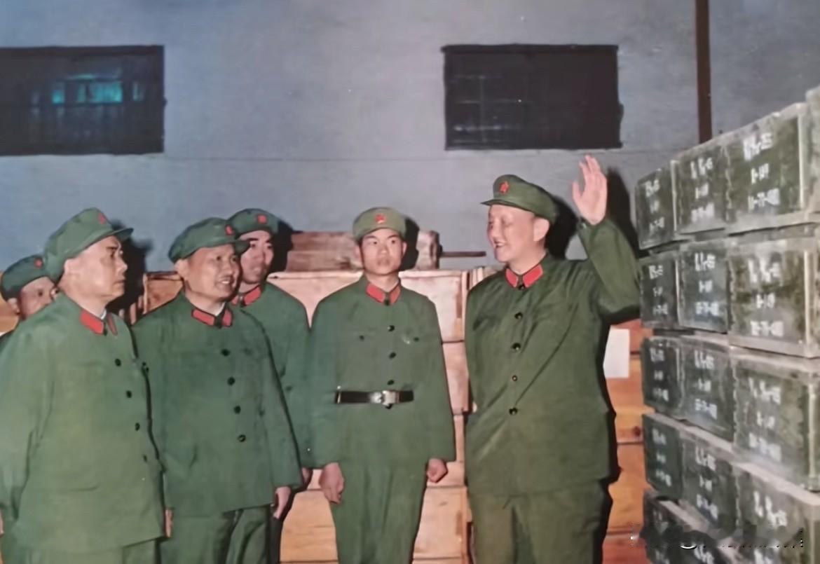 上世纪八十年代在老山前线，我军总后勤部部长洪学智将军在昆明军区司令员陪同下检查战