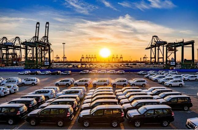 反制说到就到！特朗普宣布，100%关税封杀中国汽车，话音刚落，中国减持77亿美债