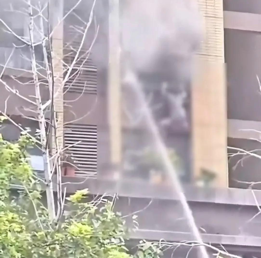 连云港那对母女，苦苦在窗外支撑着，不知道大家注意到父亲的细节没有，虽然父亲跑出去