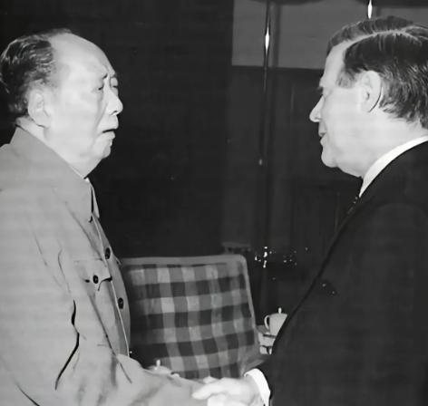 1975年，西德总理施密特站在毛主席病榻前，开口就是一句：“欧洲必须联合起来，抗
