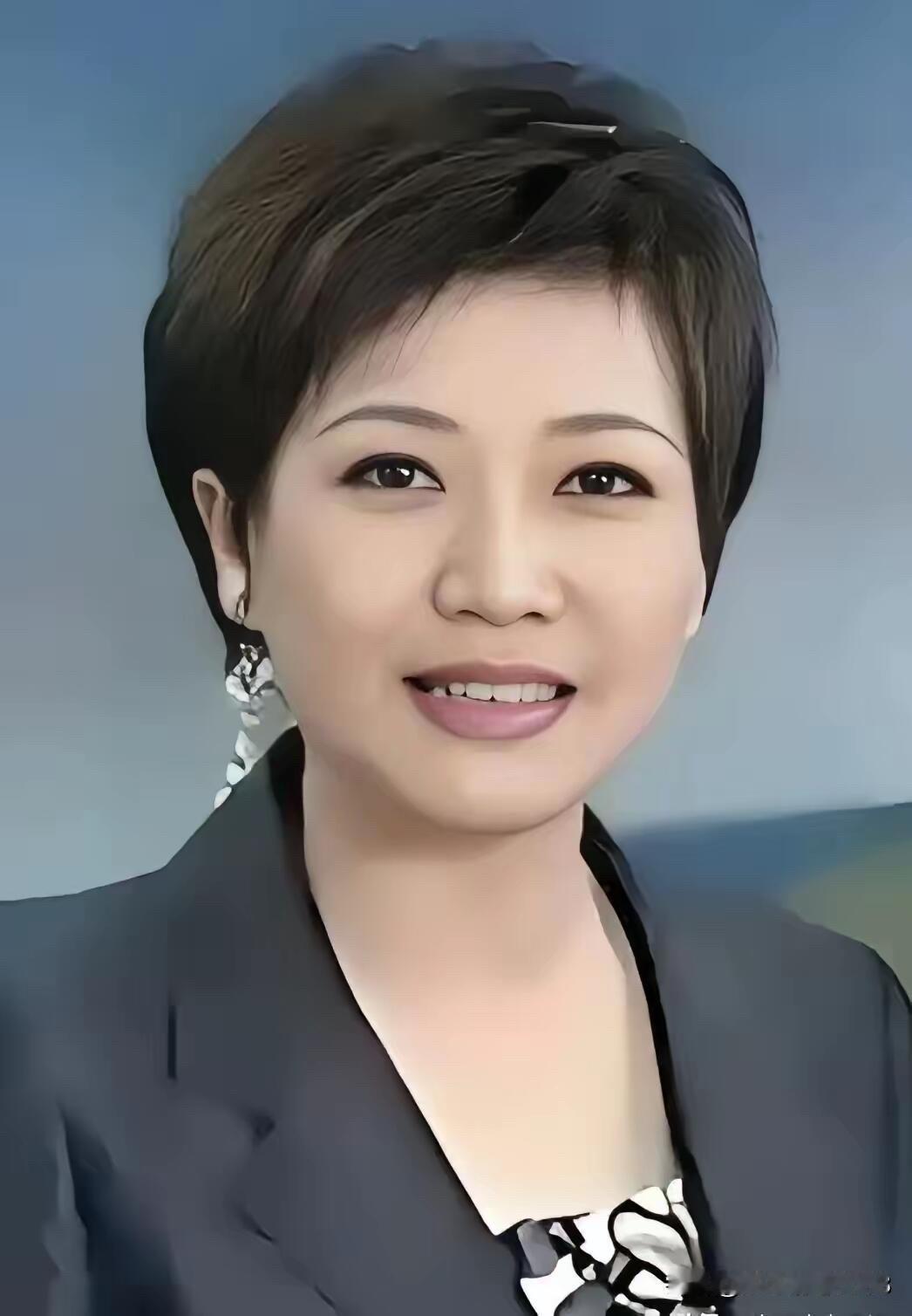 这是央视比倪萍还要有气质的一个女主持人，端庄有内涵的美，从骨子里渗出来的高雅知性