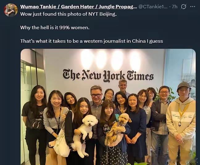 《纽约时报》驻北京工作人员合影。照片可见，绝大多数编辑工作人员都是女，有网友评论