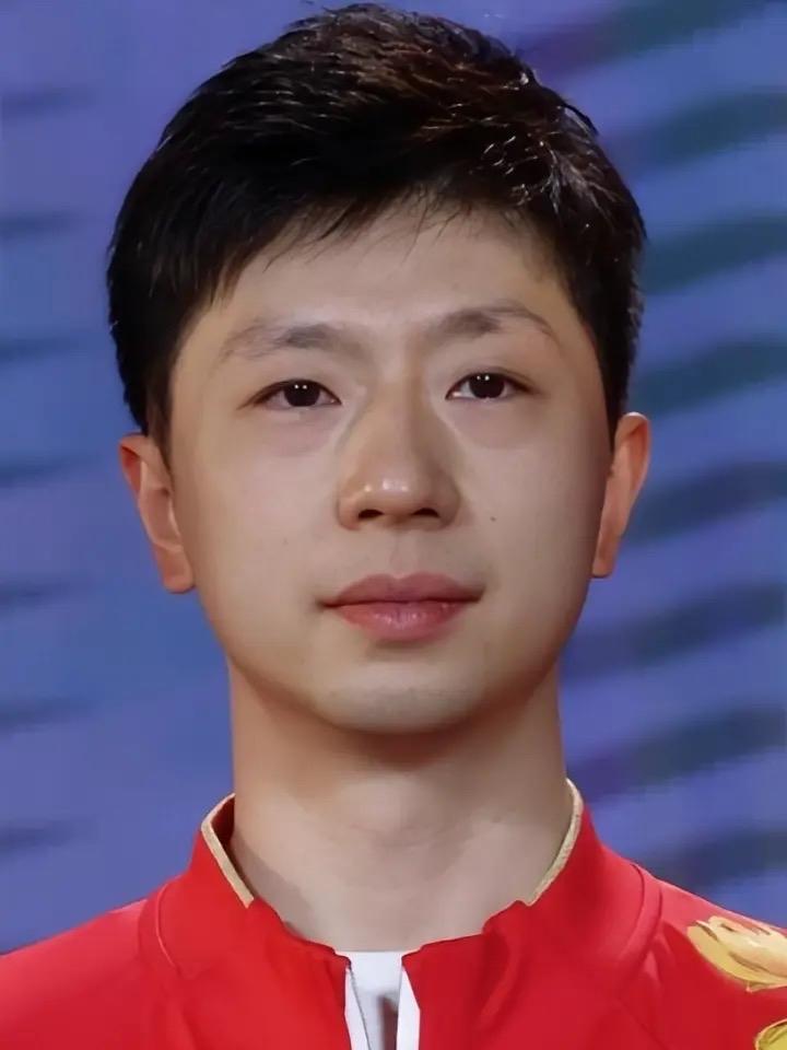 伦敦世乒赛，国乒夺得男女团体冠军，奖杯的背后应该刻上马龙的名字。有人说：马龙