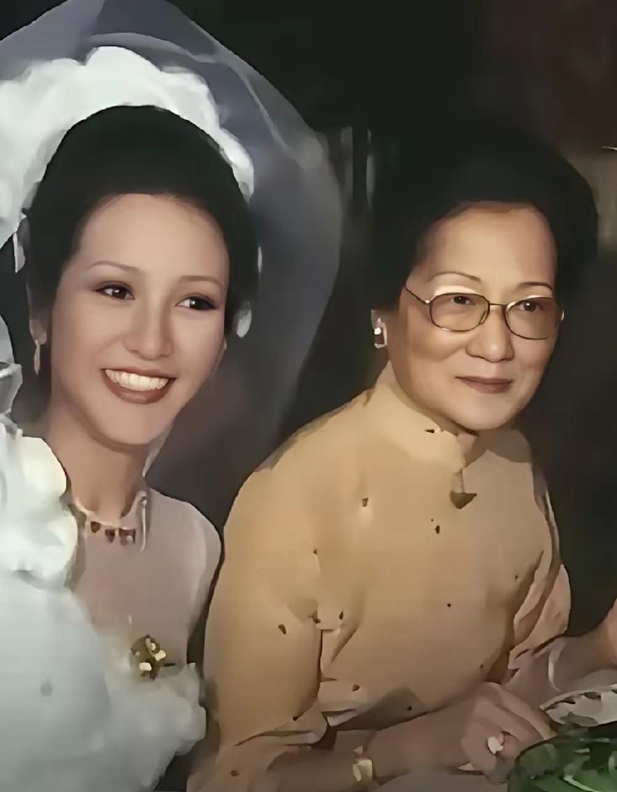 狄波拉自己是个孤儿出事身，谢贤母亲没有为难过她，想不通在婚姻中她为什么要为难张柏