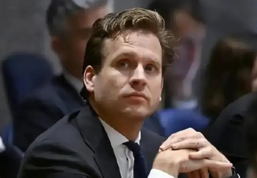 荷兰籍欧洲议会议员德克·戈延克本月7号发推特，将策划掠夺安世半导体的荷兰经济大臣