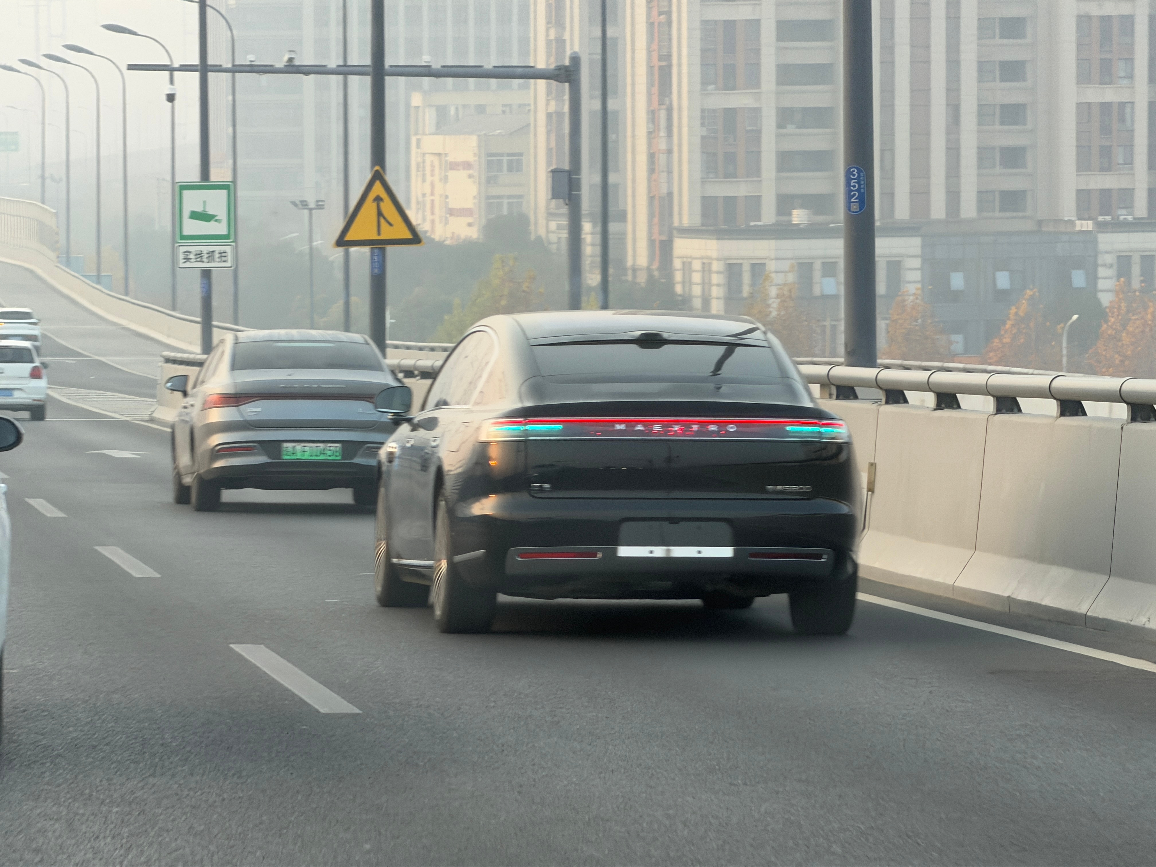 这台尊界S800我在合肥街头碰到了好多次跑起来确实挺帅～