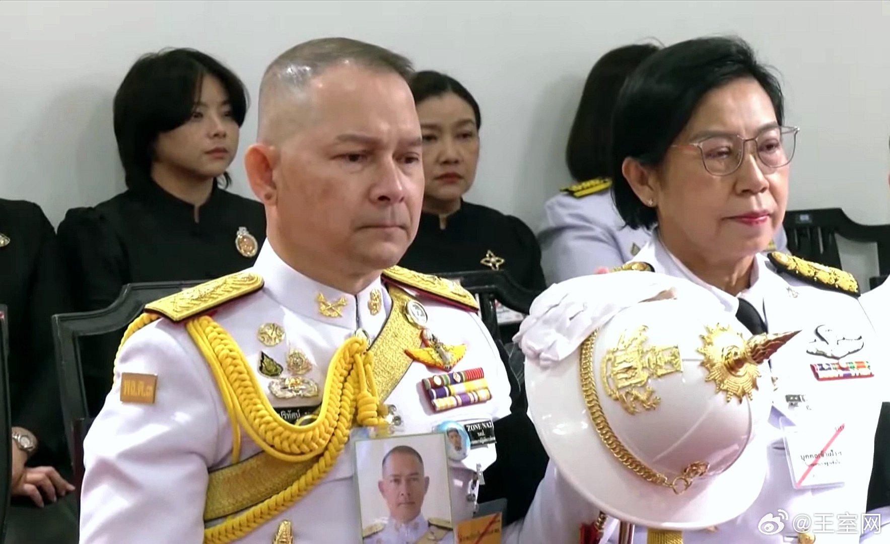 泰国王室🇹🇭6月21日，猜林·育坤王子在曼谷大皇宫内的碧曼拉塔亚王座殿为帕