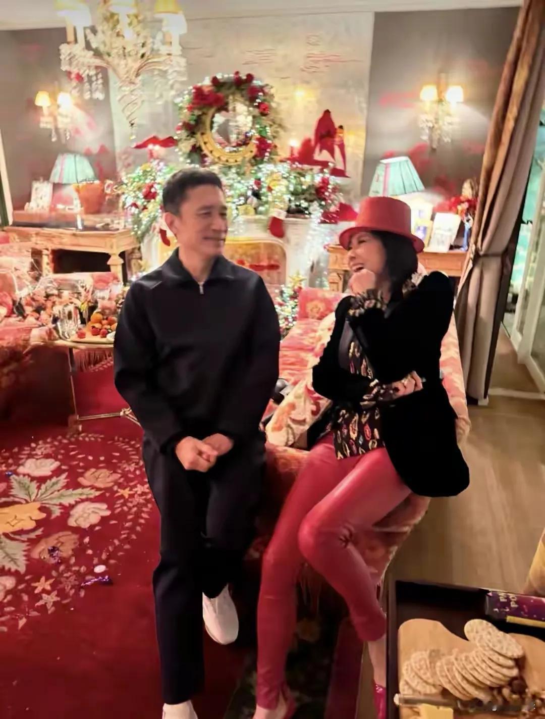 刘嘉玲夫妇在豪宅中开启跨年盛宴，温馨氛围扑面而来。80岁的刘妈妈一袭贵气装扮亮相