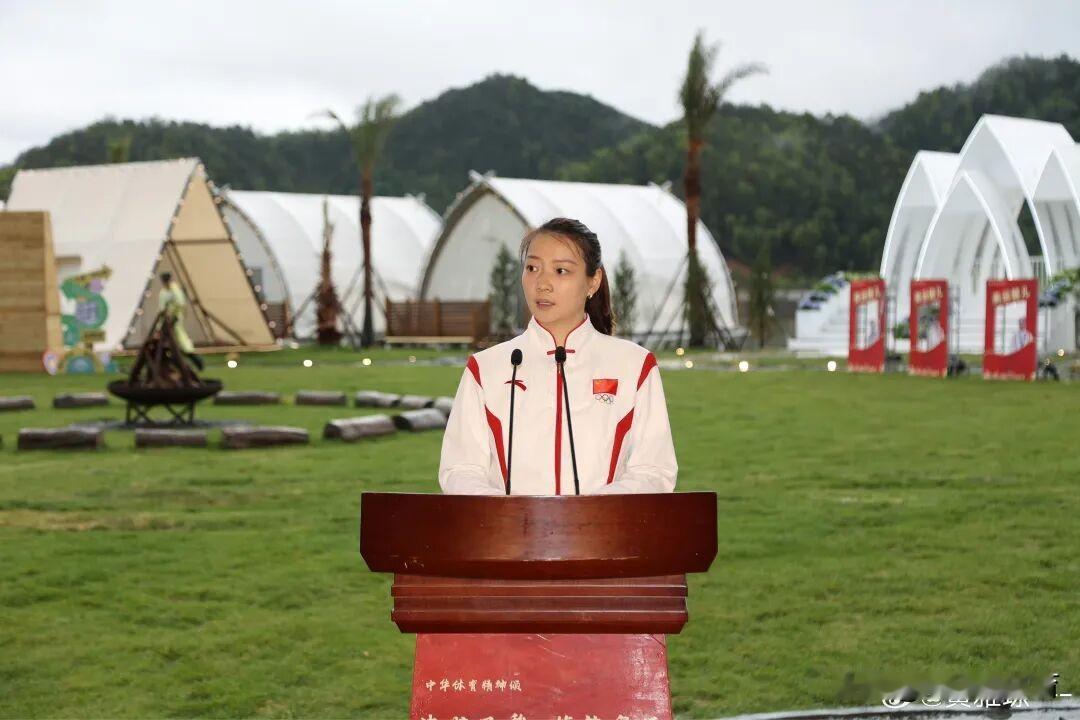 黄雅琼入职衢州职业技术学院，意味着她和刘雨辰这对新婚夫妇要分居两地。虽说现在是“