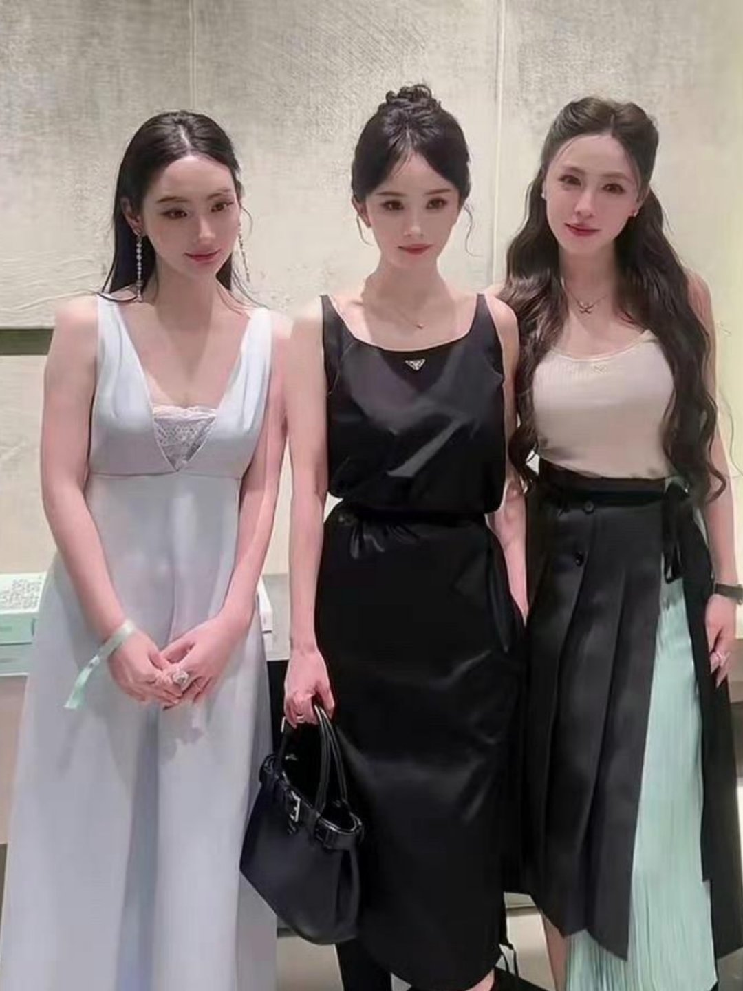 杨幂与素人合照，路人视角下的她好看吗？