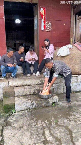 一个男人天天在家做饭，伺候老婆孩子，老婆孩子吃完饭，他就把饭碗桌子擦洗干净，然后